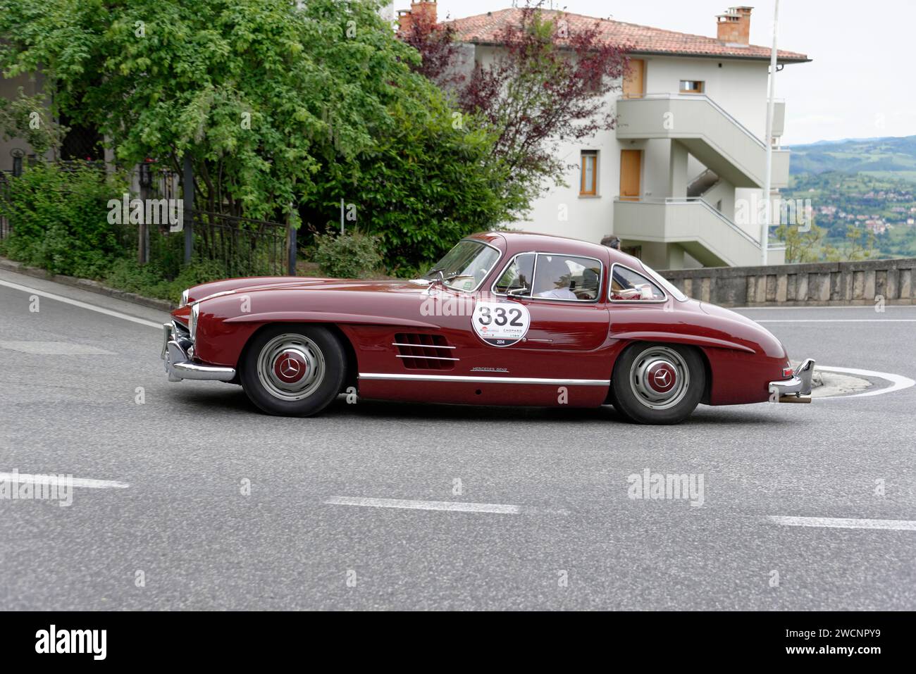 Mille Miglia 2014 ou 1000 Miglia, n ° 332, Mercedes-Benz 300 SL W 198, construit en 1955, course de voitures classiques, Saint-Marin, Italie Banque D'Images