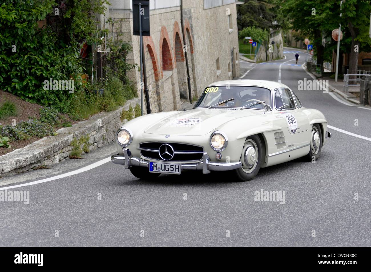Mille Miglia 2014 ou 1000 Miglia, No.390, Mercedes-Benz 300SL W 198, construit en 1955, course de voitures classiques, Saint-Marin, Italie Banque D'Images