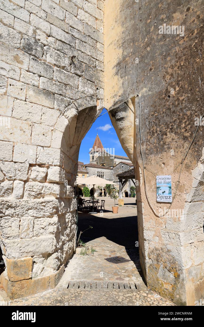 La bastide de Monpazier fondée en 1284 au nom d'Édouard 1e duc d'Aquitaine, roi d'Angleterre et seigneur d'Irlande de 1272 à 1307. Avec un ve Banque D'Images