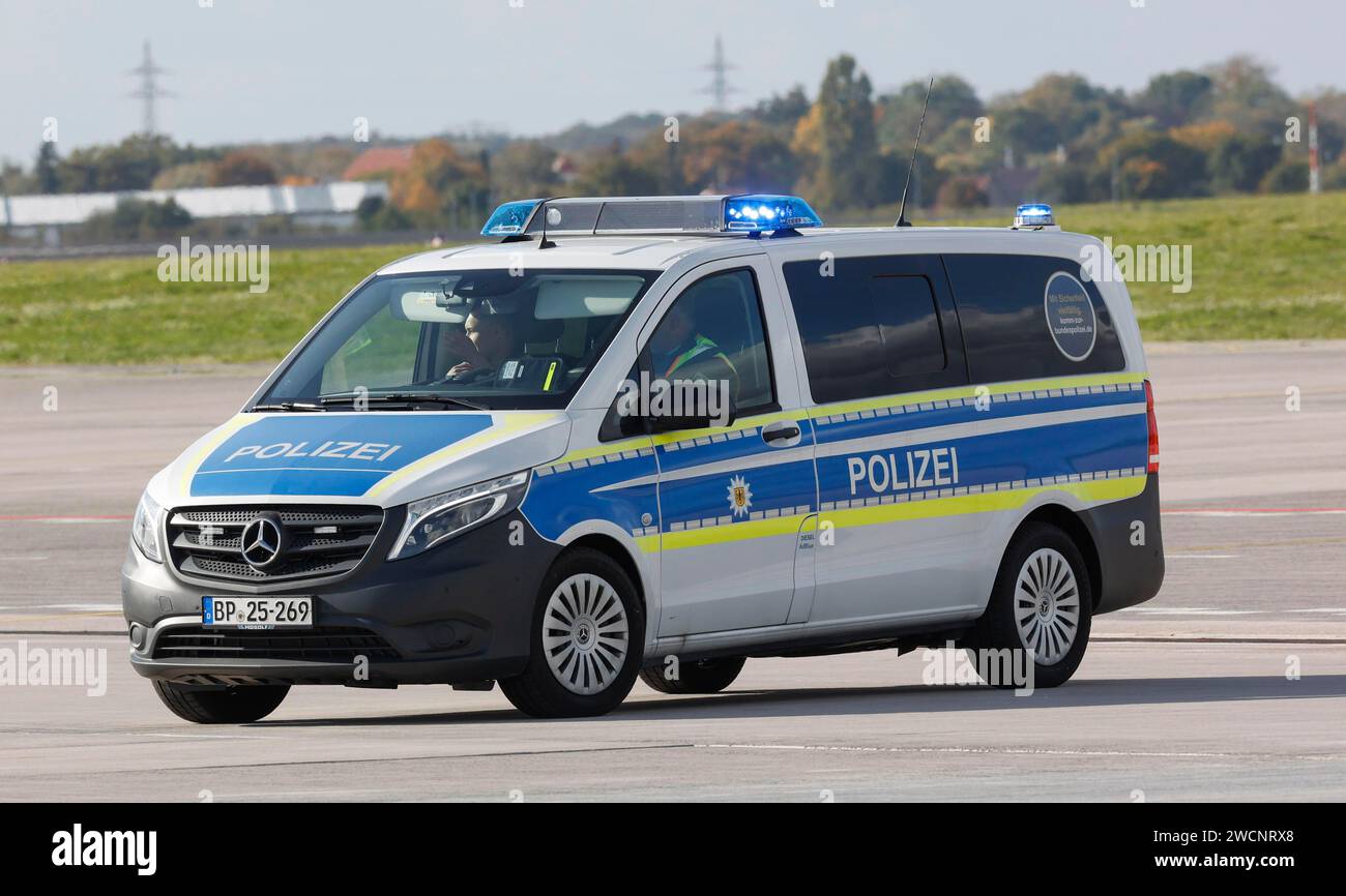 Véhicule d'urgence Mercedes Benz Vito de la police fédérale à l'aéroport BER, Schoenefeld, 11 octobre 2022 Banque D'Images