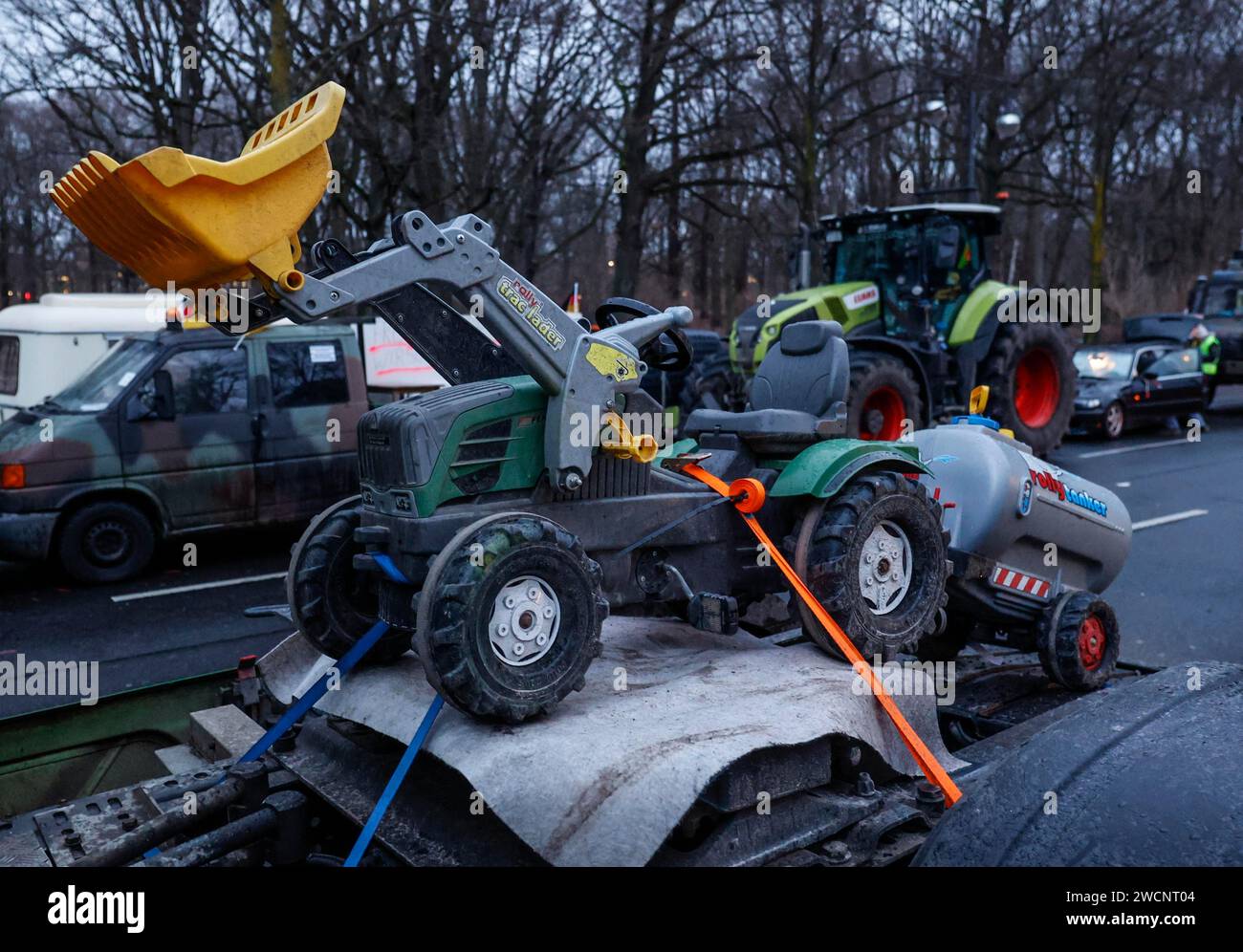 Un tracteur jouet est monté sur un camion. Des milliers d'agriculteurs manifestent avec leurs tracteurs contre l'annulation prévue du diesel agricole Banque D'Images