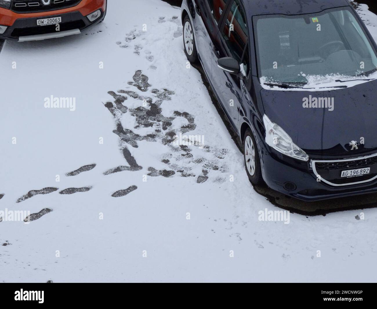 Anton Geisser 15.01.2024 Diebe,Einbrecher Einbruchsversuch , Spuren im Schnee vor einem Auto *** Anton Geisser 15 01 2024 voleurs, cambrioleurs, tentative de cambriolage, traces dans la neige devant une voiture Banque D'Images