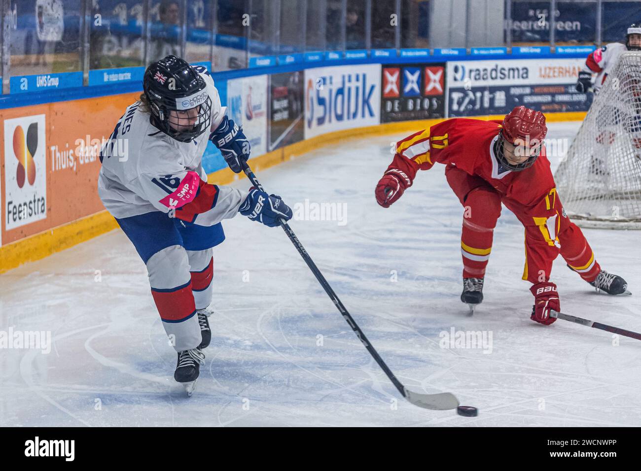 Heerenveen, pays-Bas. 16 janvier 2024. HEERENVEEN, PAYS-BAS - NOVEMBRE 16 : Jessica Jones de Grande-Bretagne avec la rondelle lors du Championnat du monde féminin U18 sur Thialf le 16 janvier 2024 à Heerenveen, pays-Bas (photo de Ricardo Veen/Orange Pictures) crédit : Orange pics BV/Alamy Live News Banque D'Images