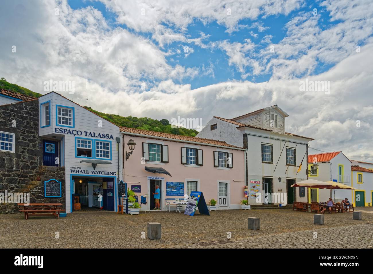 Village baleinier et de pêcheurs de Lajes do Pico avec des bâtiments colorés, des gens à des tables et un stand d'information, Lajes do Pico, Lajes, l'île de Pico Banque D'Images