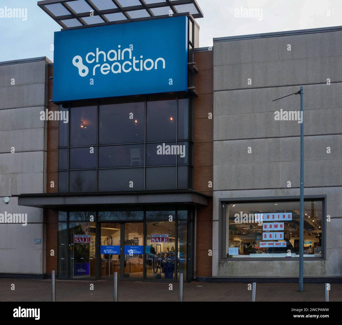 Fermeture du magasin de détail au Royaume-Uni - fermeture de la vente, tout doit aller signer dans la fenêtre du magasin de cycle de réaction en chaîne Balmoral Plaza Belfast. Banque D'Images