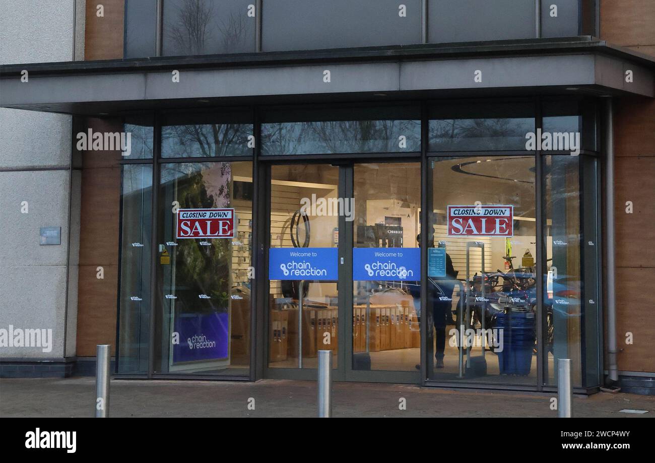 Fermeture d'un magasin de détail au Royaume-Uni - fermeture des panneaux de vente sur les vitrines du magasin de cycle de Chain Reaction Balmoral Plaza Belfast. Banque D'Images