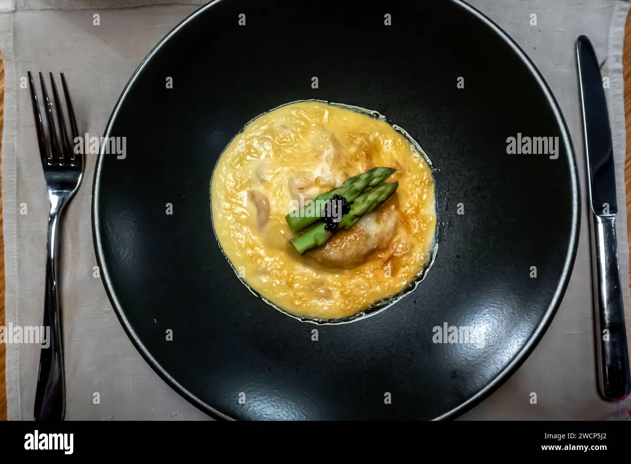 Sole Dugléré cuite dans une sauce champagne avec caviar noir et crevettes servi sur une table, Salter's restaurant gastronomique Astana Kazakhstan Banque D'Images
