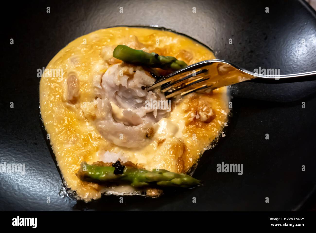 Sole Dugléré cuite dans une sauce champagne avec caviar noir et crevettes servi sur une table, Salter's restaurant gastronomique Astana Kazakhstan Banque D'Images