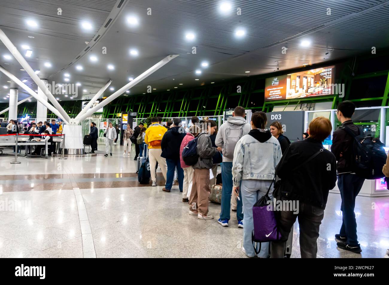 Passagers voyageurs en attente dans la file aux portes, départ d'un vol intérieur à Astana aéroport Kazakhstan Banque D'Images