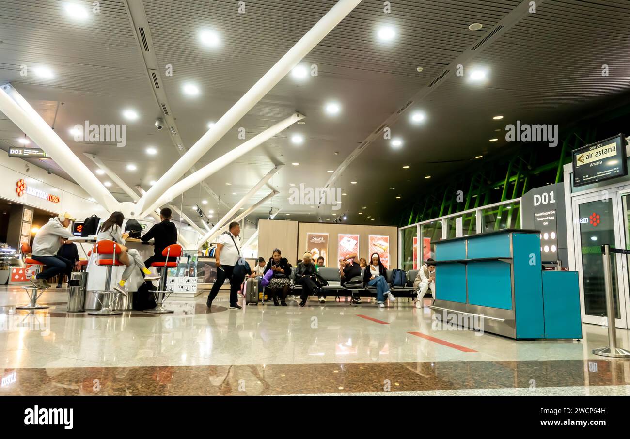 Terminal de départ de l'aéroport d'Astana, zone d'attente avec les gens à Astana aéroport Kazakhstan Banque D'Images