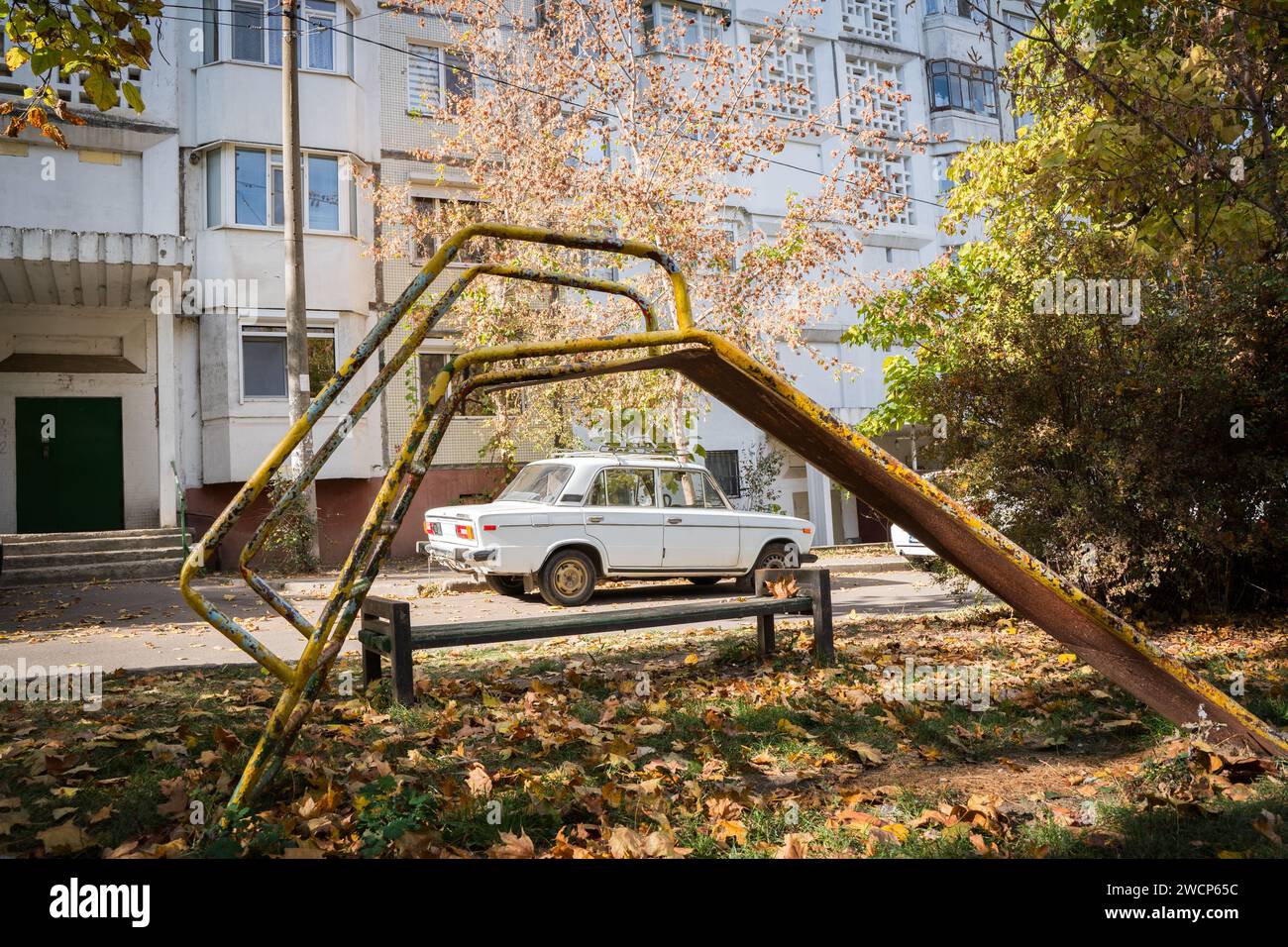 parking lada derrière une aire de jeux dans le quartier résidentiel de chisinau Banque D'Images