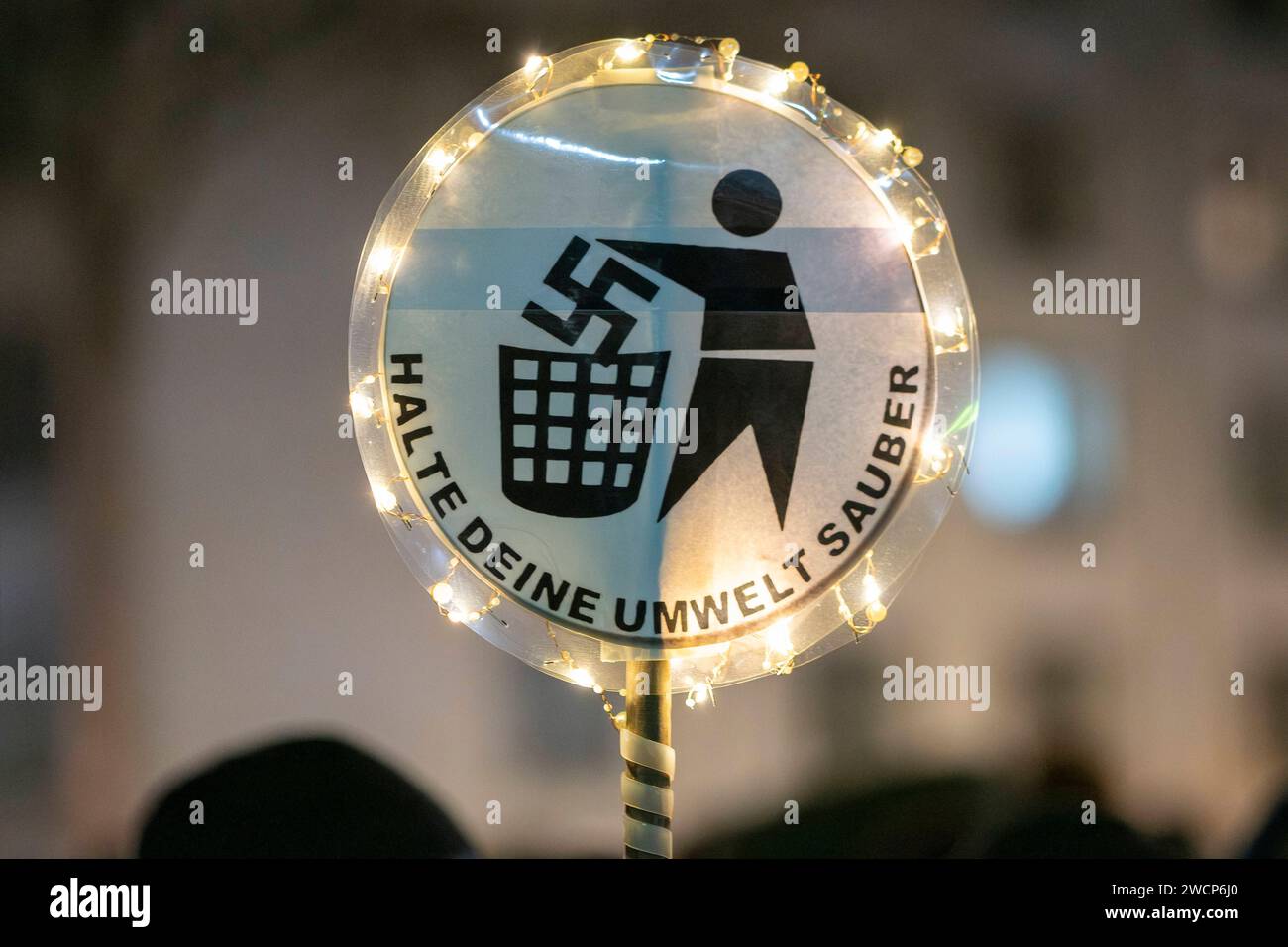 Bis zu 30,000 Menschen haben sich nach Angaben der Polizei Köln am Diensagabend dem 16.01.2024 auf dem Heumarkt versalmelt, UM gegen die AfD zu demonstrieren. Die Erwartungen der Organisatoren wurden angesichts dieses Massenandrangs um ein Vielfaches übertroffen. *** Selon la police de Cologne, jusqu'à 30 000 personnes se sont rassemblées mardi soir sur le Heumarkt pour manifester contre l'AfD. Les attentes des organisateurs ont été dépassées de nombreuses fois en raison de cette participation massive. Nordrhein-Westfalen Deutschland, Allemagne Demo_Koeln023 Banque D'Images