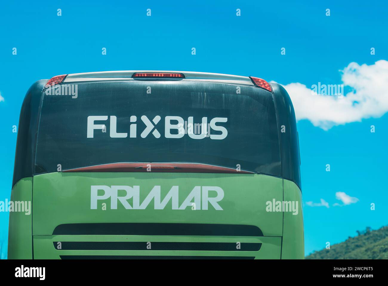 Rio de Janeiro, Brésil - 16 janvier 2024 : gros plan de Flixbus contre ciel bleu au Brésil Banque D'Images