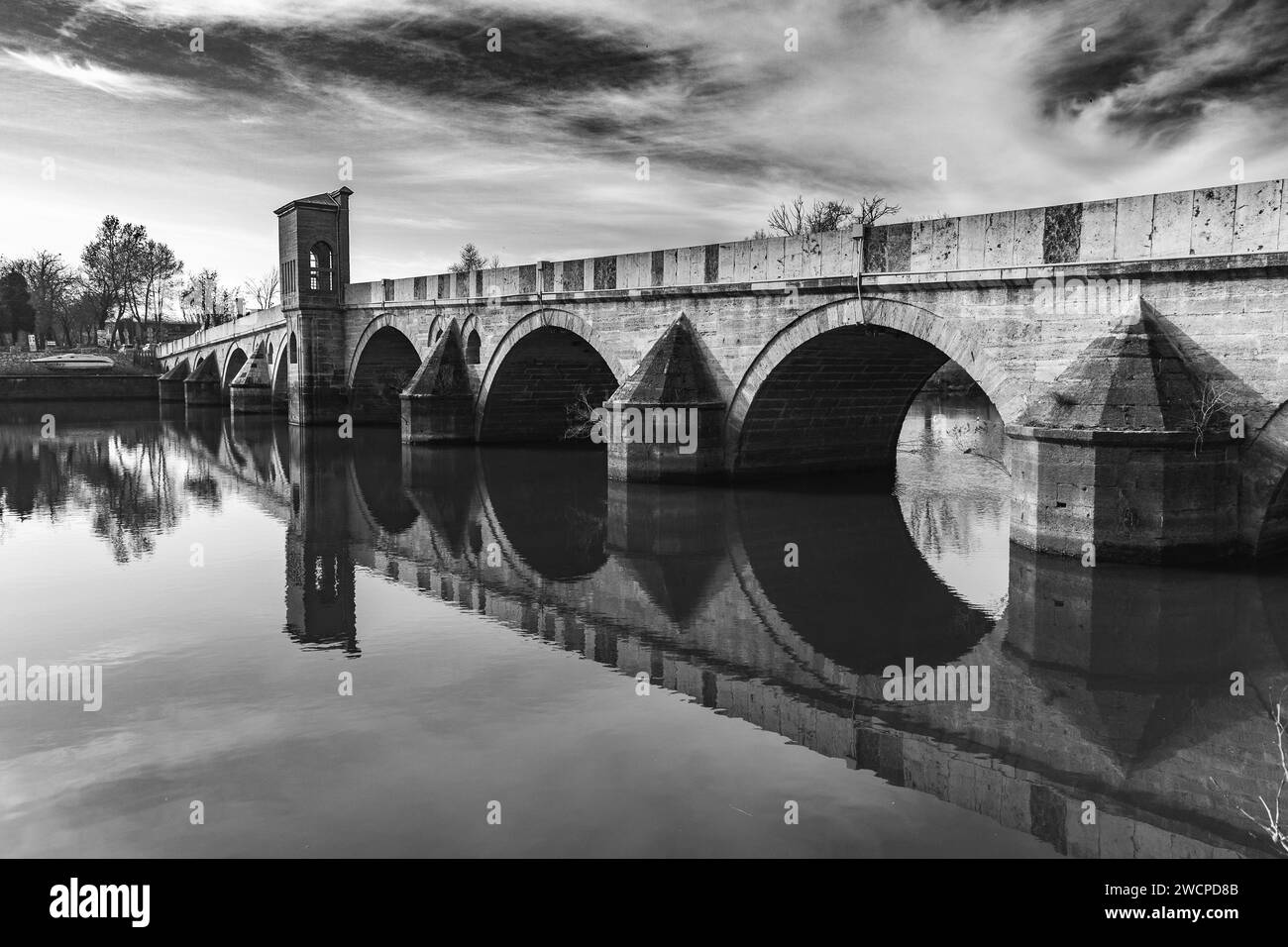 Edirne, Turkiye - 14 janvier 2024 : le pont Tunca est un pont historique reliant Edirne à Karaagac et enjambant la rivière Tundzha à Edirne, Tur Banque D'Images