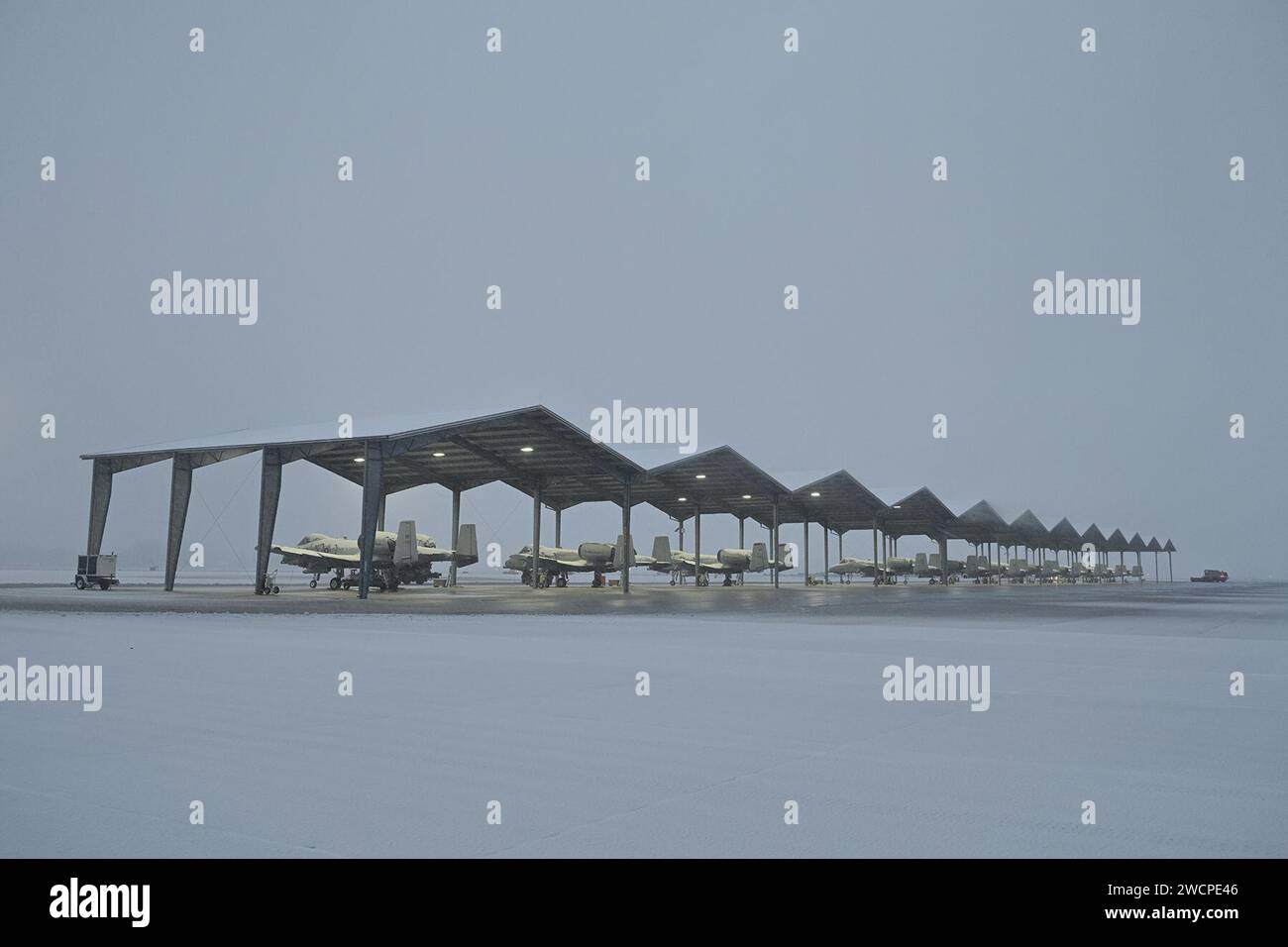 Des avions a-10C Thunderbolt II sont stationnés sur la ligne de vol pendant une tempête hivernale à la base de la Garde nationale de Selfridge Air, Michigan, le 11 janvier 2024. Avion de la 127th Wing, Michigan Air National Guard, « Stand Ready » pour soutenir l'entraînement et les missions opérationnelles dans toutes les conditions à Selfridge Air National Guard base. (Photo de la Garde nationale aérienne américaine par Tom Demerly) Banque D'Images