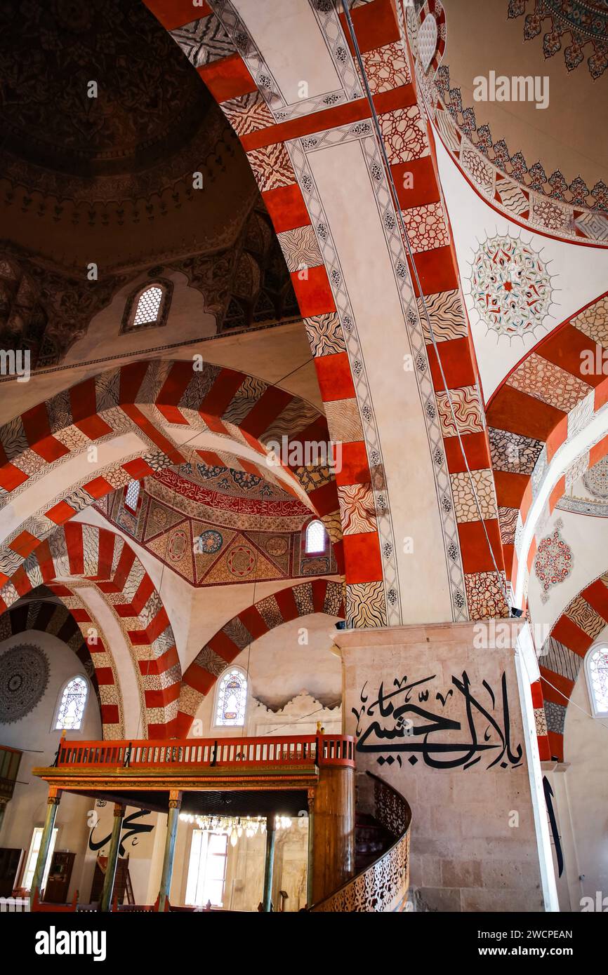 Edirne, Turkiye - 14 janvier 2024 : vue intérieure de l'Eski Cami, la vieille mosquée construite au 15e siècle dans le centre d'Edirne, un EMP ottoman Banque D'Images