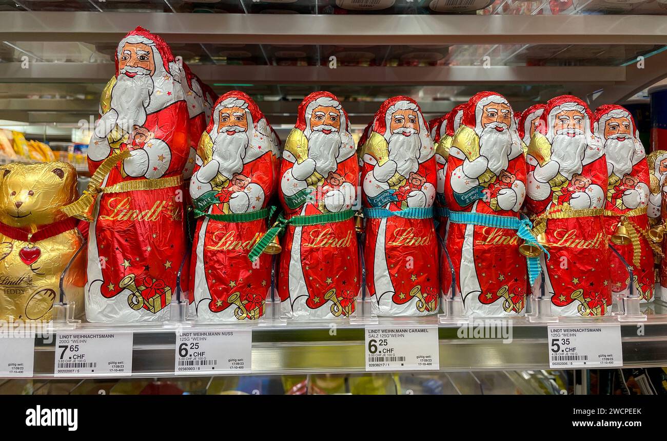 Chocolat Lindt en forme de Santa Clause sur une étagère de magasin. Banque D'Images