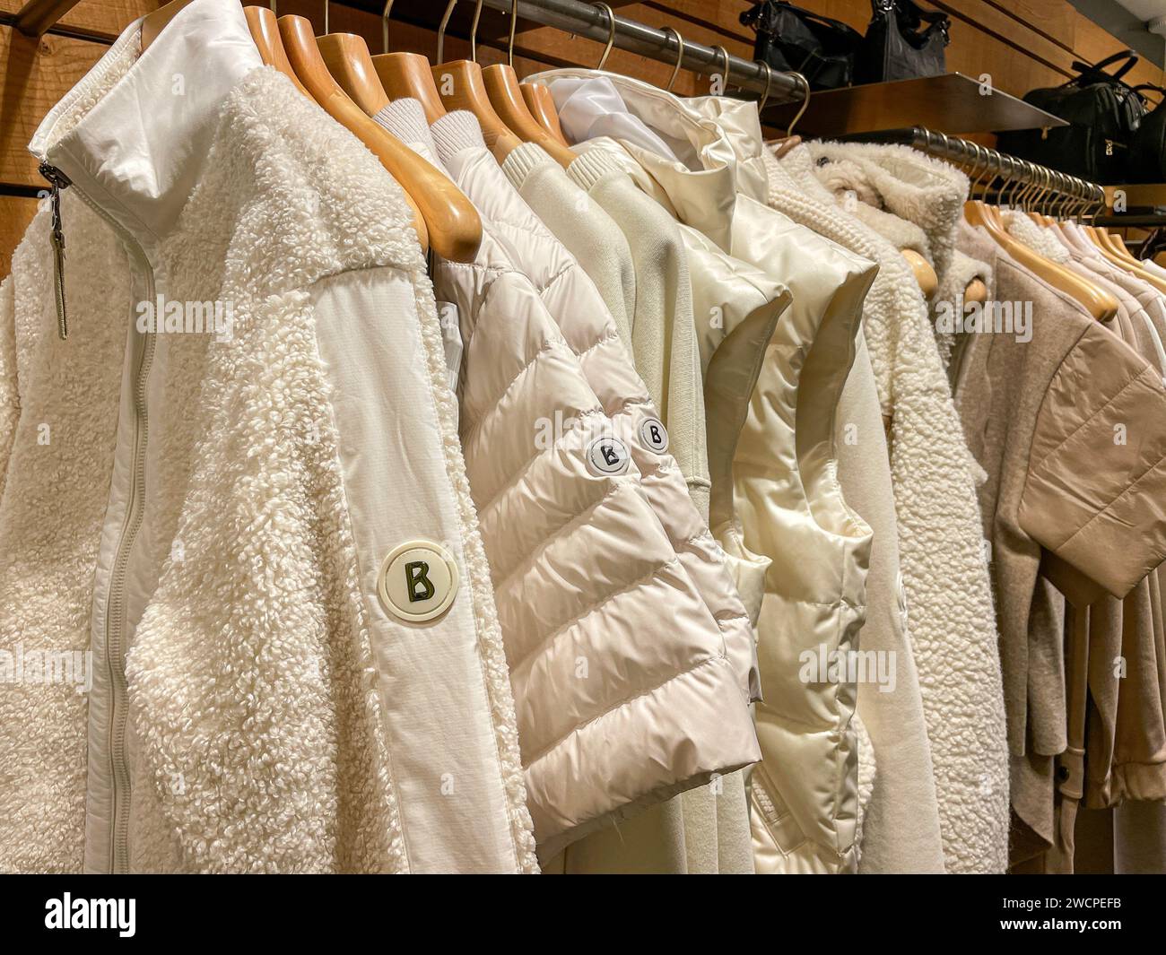 Vêtements en vente dans un magasin Bogner. Banque D'Images