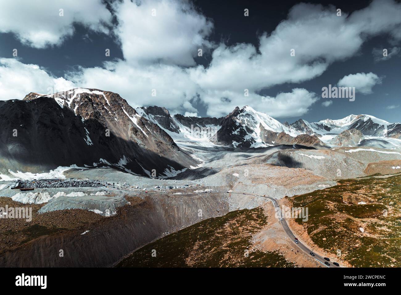 Une vue aérienne de la pittoresque route du Xinjiang Duku dans les montagnes en Chine Banque D'Images