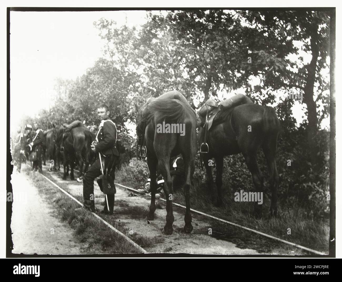 Cavalerie au repos le long d'un chemin de fer, George Hendrik Breitner, c. 1890 - c. 1910 photographie Amsterdamprinter : impression argentique papier néerlandais Banque D'Images