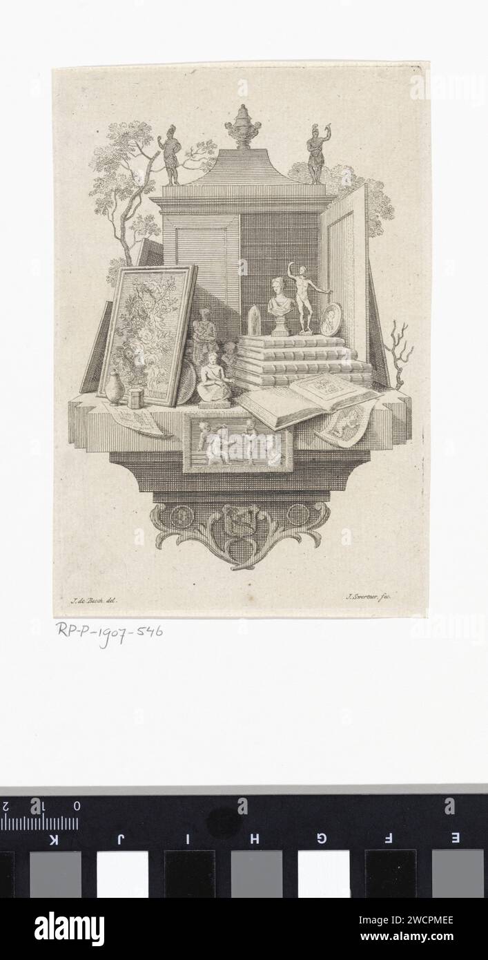 Vignette avec des livres, Johannes Swertner, d'après Johannes de Bosch, 1760 - 1813 print il y a une pile de livres sur un autel. A côté de lui est une peinture avec la nature morte de fleur. Autour d'elle statues et autres bibelots. vignette de gravure de papier. livre. Livre - MM - livre ouvert. peinture (y compris éclairage de livres, peinture miniature) Banque D'Images