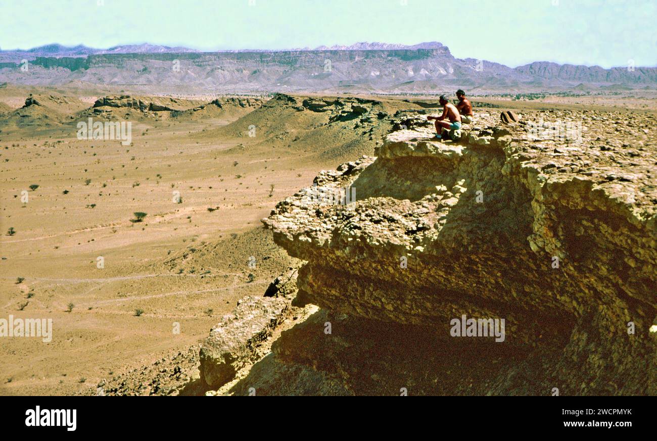 Les résidents expatriés regardent la « Vallée des fossiles » depuis l'escarpement de Jebel Huwayyah, près de Buraimi (Sultanat d'Oman) et Al Ain (Émirats arabes Unis) au milieu des années 1980 Banque D'Images