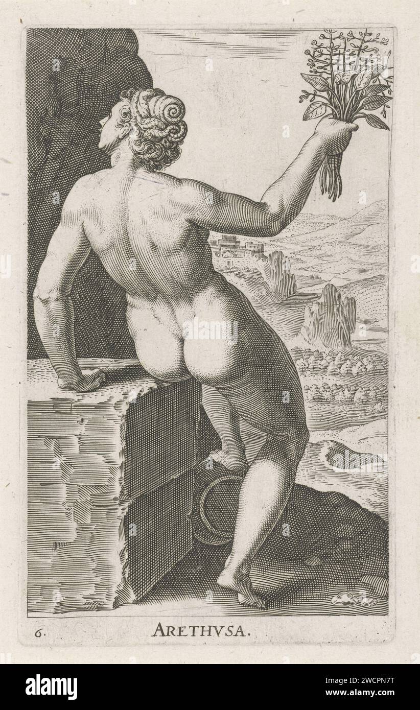 Waternimf Arethusa, Philips Galle, 1587 imprimer la Nymphe d'eau Arethusa, assise sur un bloc de pierre. Un tuil fleurit dans ses mains. L'estampe fait partie d'une série en dix-sept parties sur les nymphes de l'électricité et de l'eau. Anvers gravure sur papier autres Néréides (ou nymphes marines) : Arethusa Banque D'Images