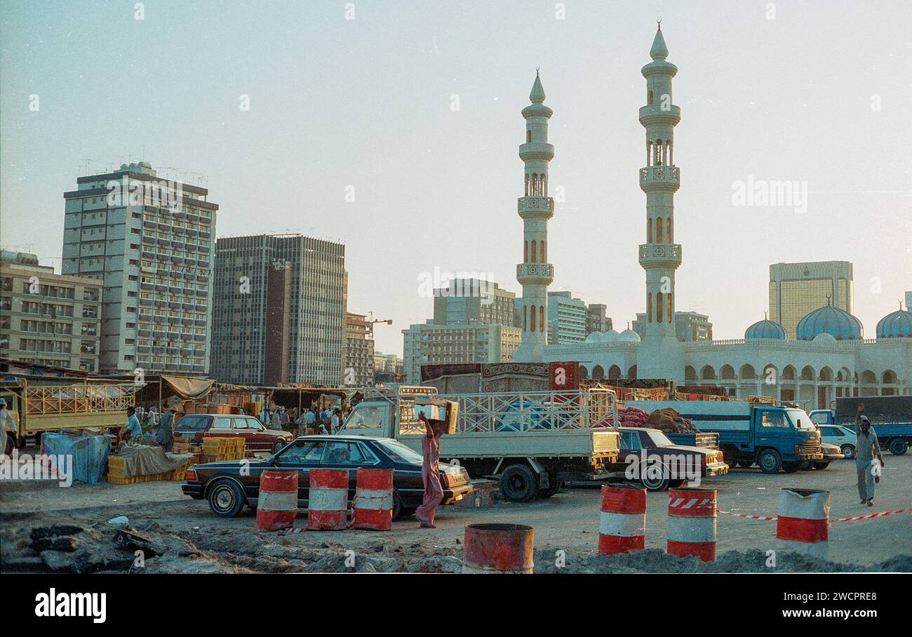 Mosquée principale et marché aux légumes, Abu Dhabi, Émirats arabes Unis, 1984. Le marché a depuis été remplacé par un complexe de marché spécialement conçu à cet effet. Banque D'Images
