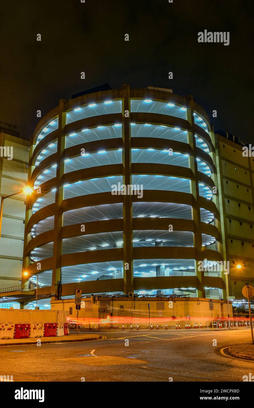 Vue de nuit de la partie cylindrique du Sunshine Cargo Centre, un bâtiment industriel de 1982 à Kowloon Bay, une ancienne zone industrielle de Hong Kong，Chine Banque D'Images