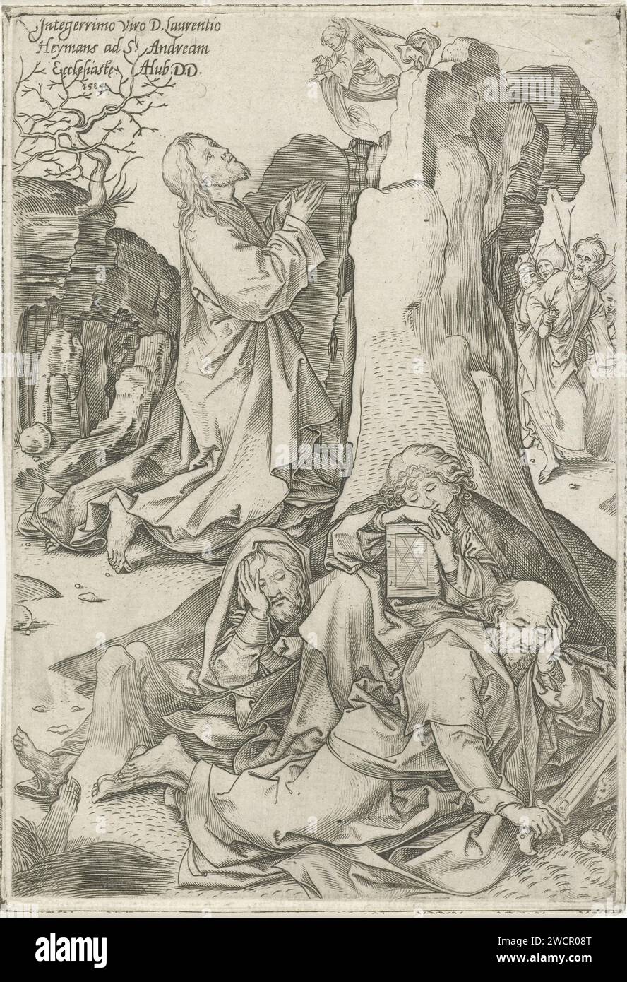 Christ dans le Hof van Getsemane, Adriaen Huybrechts (I), d'après Martin Schongauer, 1584 imprimer Christ prie à genoux et garde les yeux concentrés sur un ange. Au premier plan, Pierre endormi, James et John. À droite approche de Judas avec une poche d'argent et des soldats derrière lui. En haut à gauche un texte en latin. Papier anversois gravant la prière du Christ dans le jardin de Gethsémani pendant la nuit. dormir ; inconscience Banque D'Images
