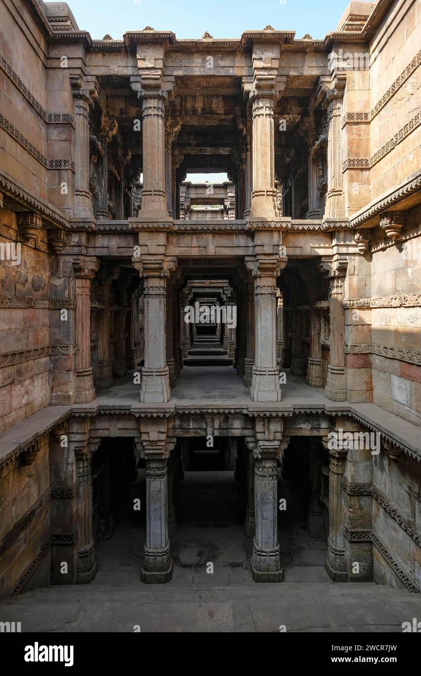 Ahmedabad, Inde - 11 janvier 2024 : Dada Harir Stepwell est un ancien puits souterrain à Ahmedabad, en Inde. Banque D'Images