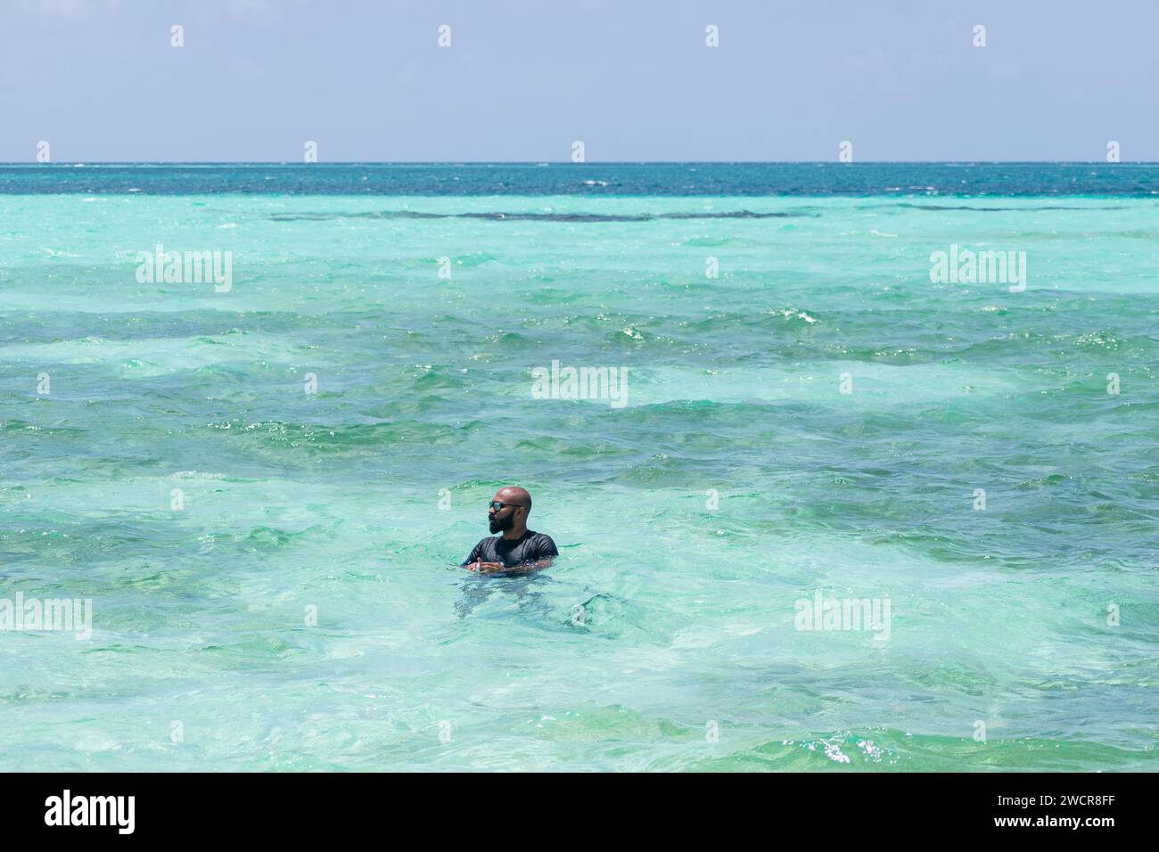 Une photo d'un Indien chauve avec barbe aux Maldives et profiter de ses vacances Banque D'Images