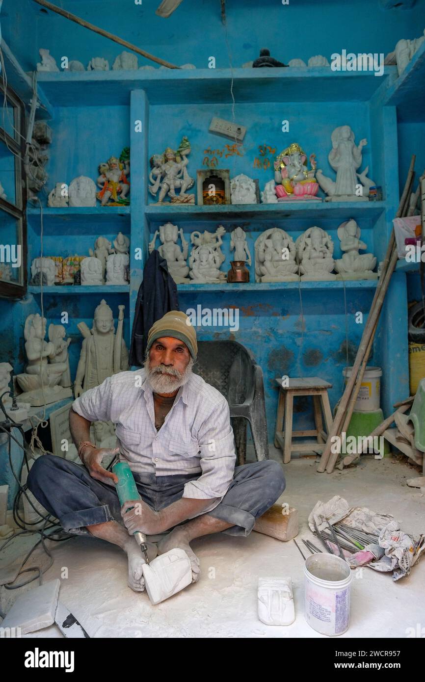 Jaipur, Inde - 2 janvier 2024 : un artisan travaillant avec le marbre au bazar Chandpole à Jaipur, en Inde. Banque D'Images