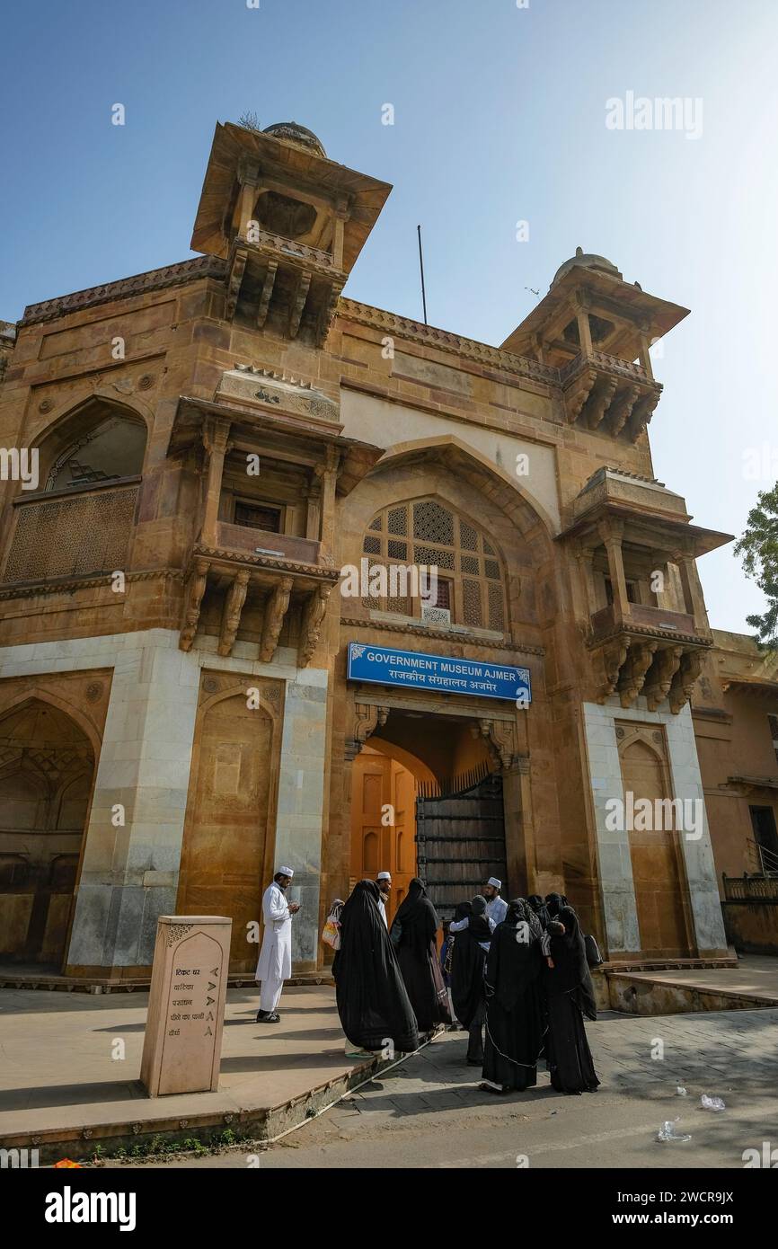 Ajmer, Inde - 3 janvier 2024 : façade du musée du gouvernement du fort Ajmer à Ajmer, en Inde. Banque D'Images