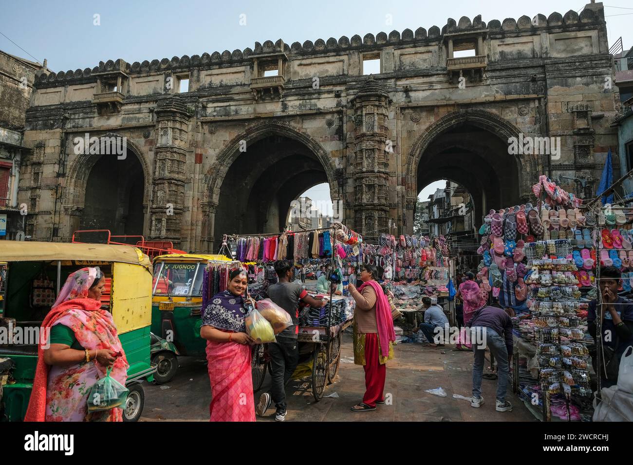 Ahmedabad, Inde - 10 janvier 2024 : les gens font du shopping devant le Teen Darwaza, une porte d'entrée historique à l'est du fort Bhadra à Ahmedabad. Banque D'Images