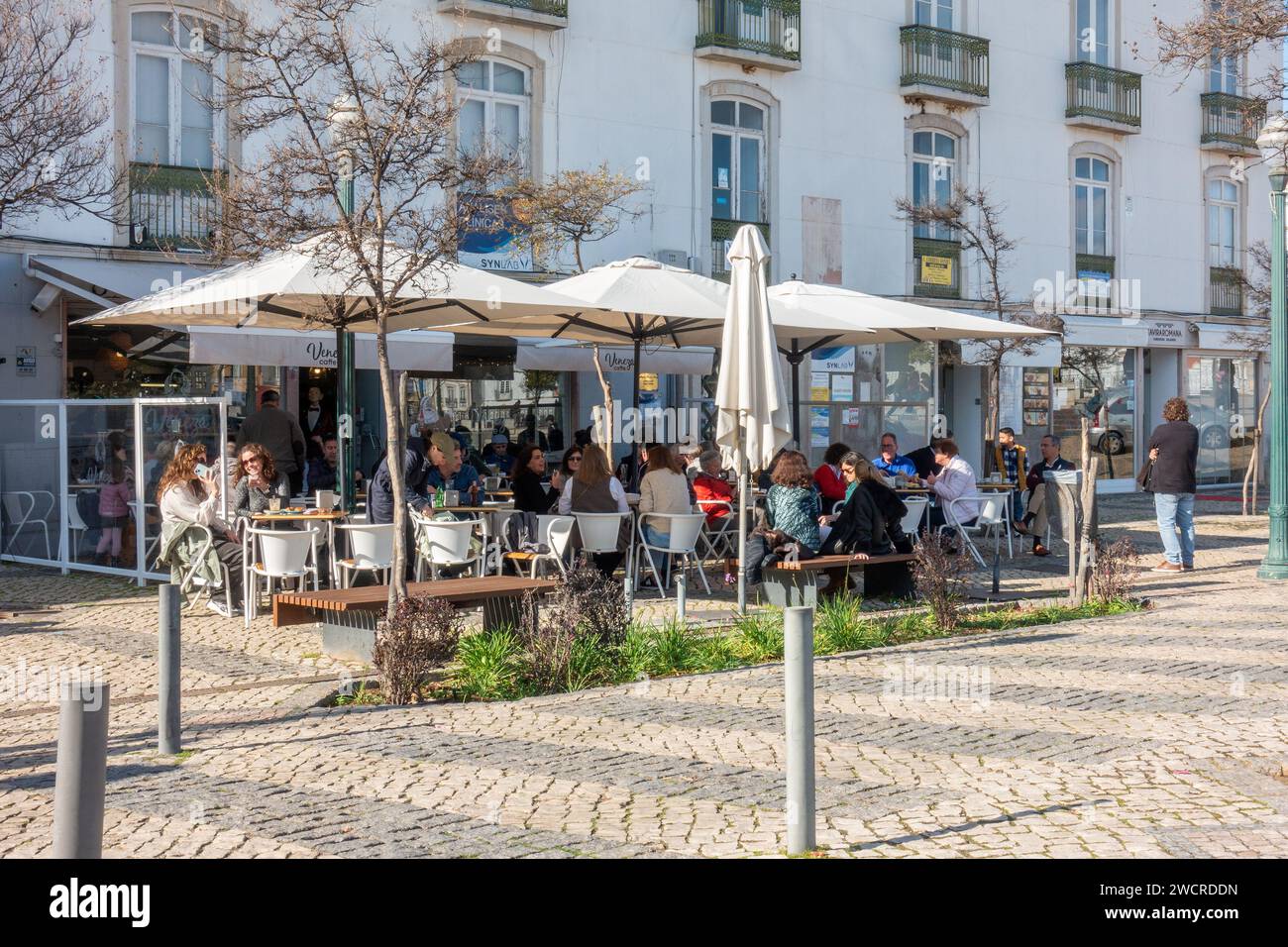 Personnes Sat à l'extérieur dans les cafés de la rue sur la place de la République de Tavira (Praca da Republica), Tavira Portugal, 1 janvier 2024 Banque D'Images