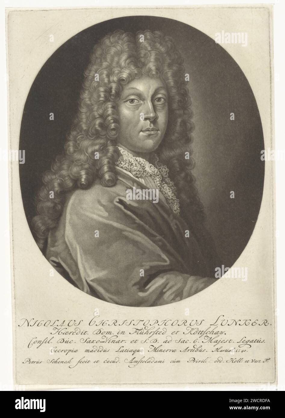 Portrait de Nicolaus Christoph Lunker, Pieter Schenk (I), 1670 - 1713 estampe le diplomate Nicolaus Christoph Lunker. Il porte une longue perruque curl et un col en dentelle. Perruque gravure papier Amsterdam Banque D'Images