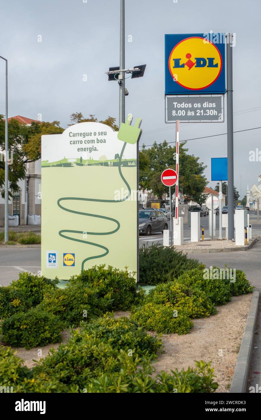 Lidl Supermarket Sign Tavira Portugal Tavira 30 décembre 2023 Banque D'Images Lidl Supermarket Sign Tavira Portugal Tavira 30 décembre 2023 Banque D'Images