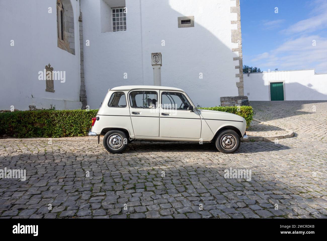 Vieux blanc Renault 4 GTL voiture garée à Tavira Portugal janvier 1, 2024 Banque D'Images