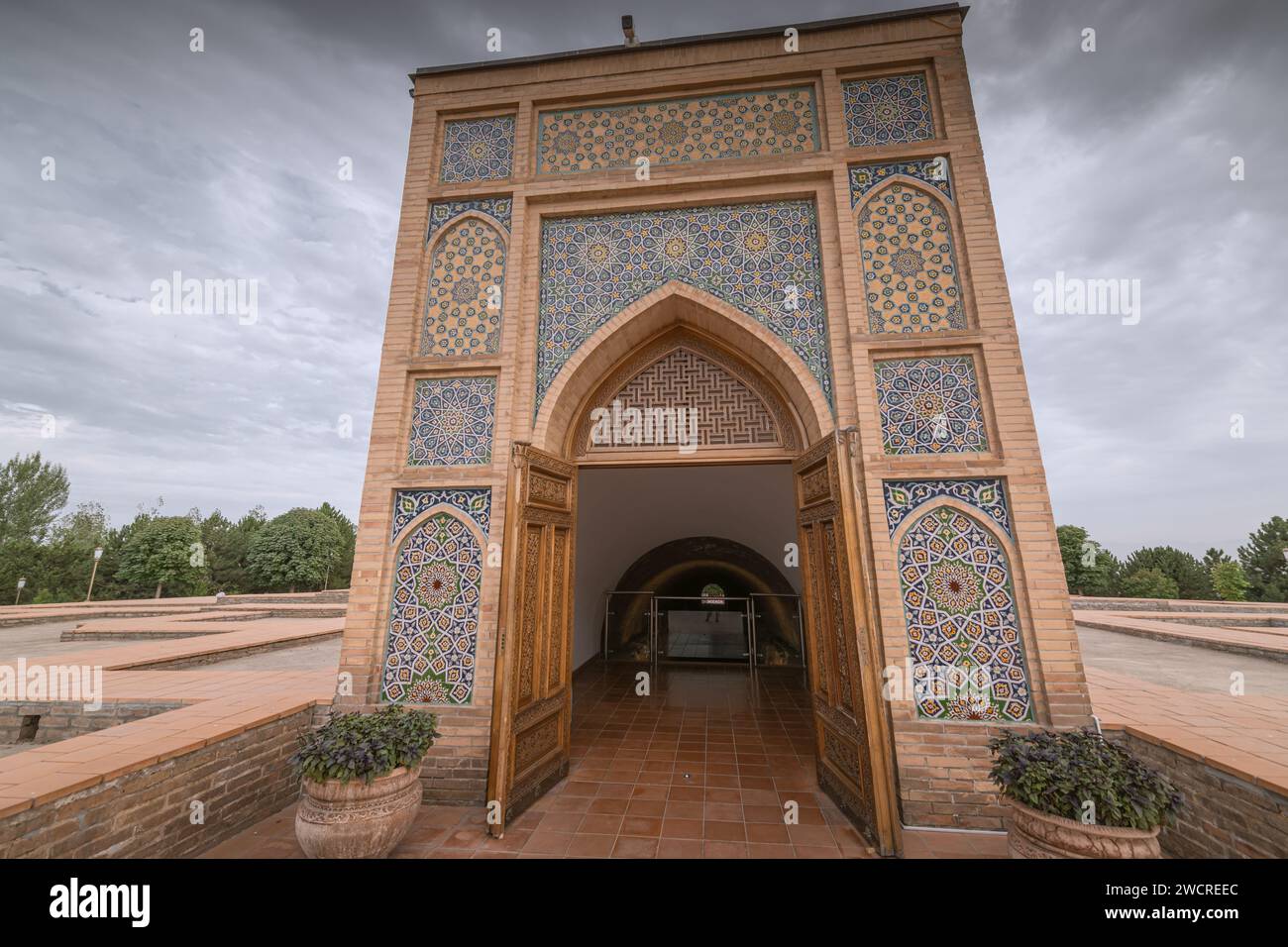Mur carrelé de Ulugh Beg Madrasa à Samarkand, Ouzbékistan. Vue des détails des décorations extérieures, espace de copie pour le texte Banque D'Images