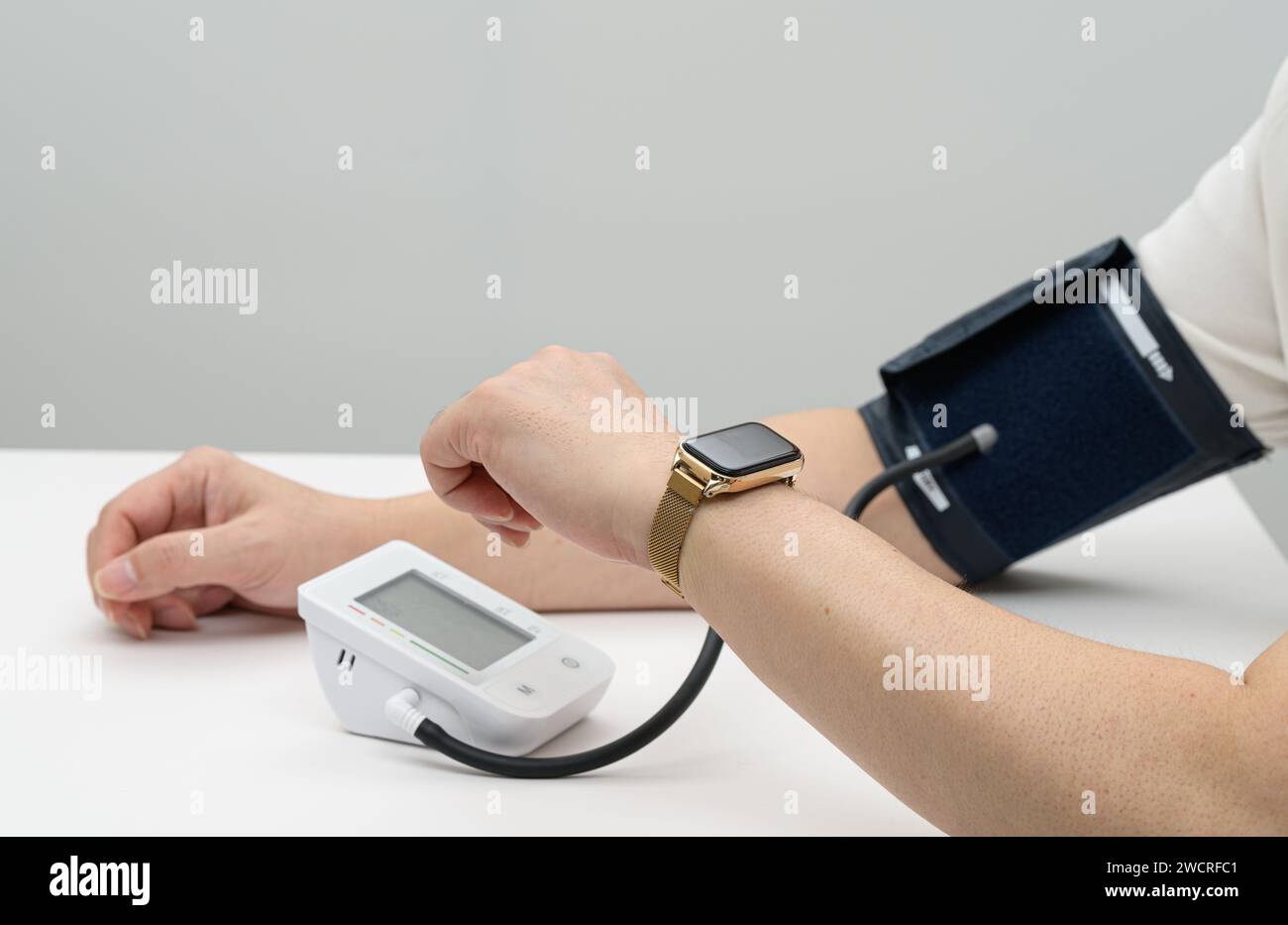 Homme d'âge moyen entrant la pression artérielle sur une smartwatch. Concept de santé numérique Banque D'Images