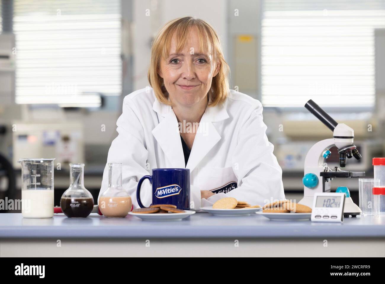 USAGE ÉDITORIAL SEUL le Dr Helen Pilcher est nommé premier Chief dunking Officer (CDO) de McVitie, car une nouvelle étude révèle que 6 millions de biscuits sont accidentellement désintégrés lorsqu'ils sont souillés chaque semaine au Royaume-Uni. Date de publication : mercredi 17 janvier 2024. Banque D'Images