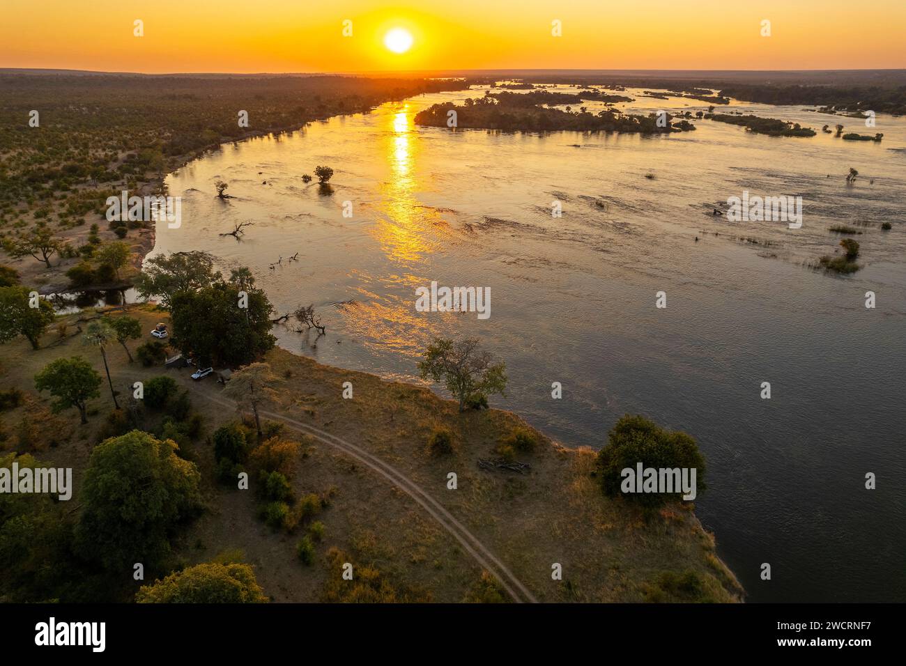 Le lever du soleil peut être vu sur le fleuve Zambèze dans le parc national du Zambèze au Zimbabwe, Victoria Falls. Banque D'Images