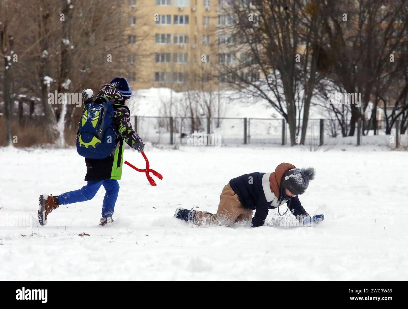 VYSHNEVE, UKRAINE - 15 JANVIER 2024 - les enfants jouent aux boules de neige, Vyshneve, région de Kiev, centre-nord de l'Ukraine. Banque D'Images