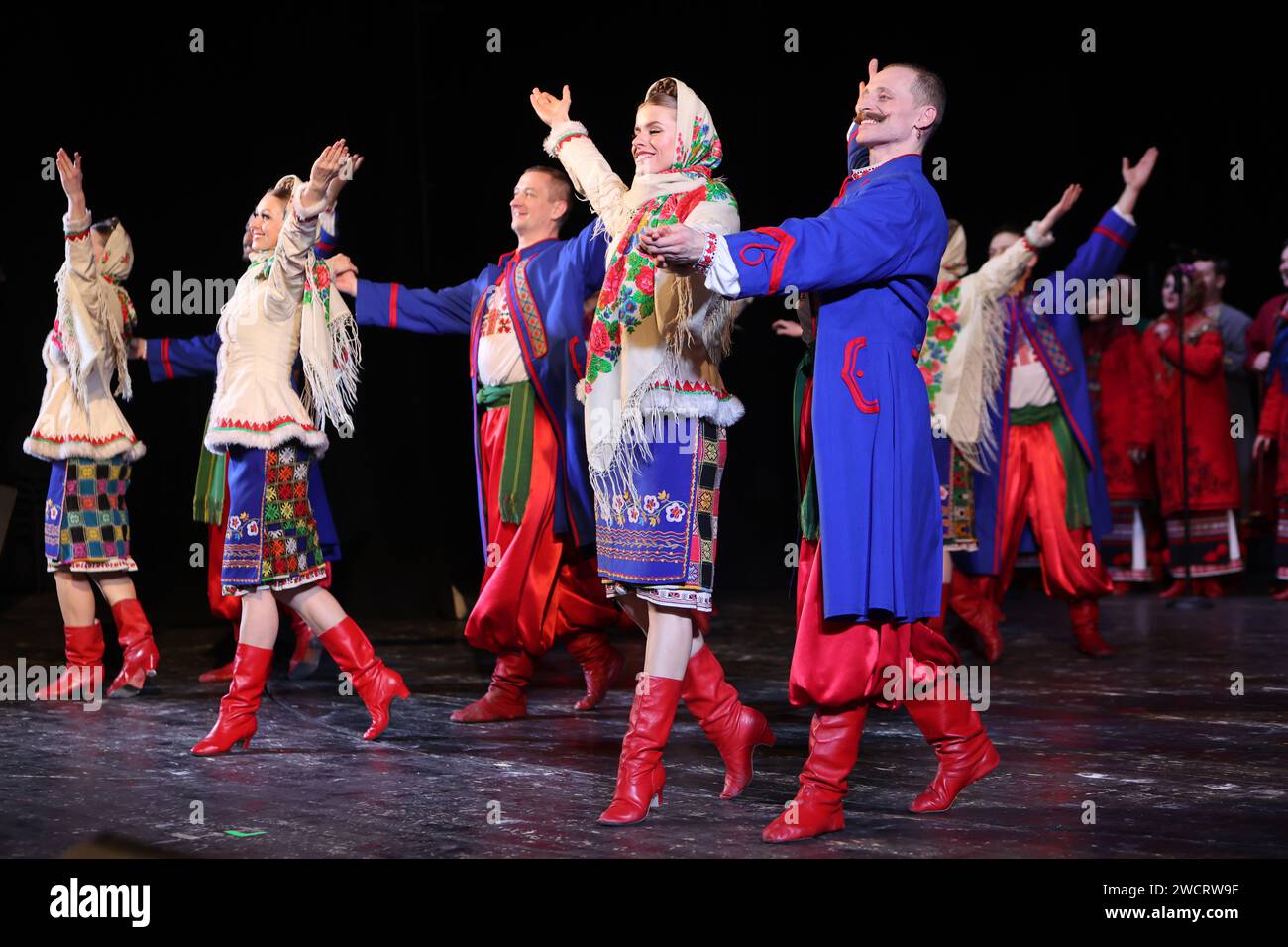 IVANO-FRANKIVSK, UKRAINE - 15 JANVIER 2024 - des membres du Chœur folklorique académique ukrainien d'Ukraine Hryhorii Veriovka honorés au cours d'un concert en soutien aux forces armées ukrainiennes au Théâtre dramatique académique national Ivan Franko à Ivano-Frankivsk, dans l'ouest de l'Ukraine. Banque D'Images