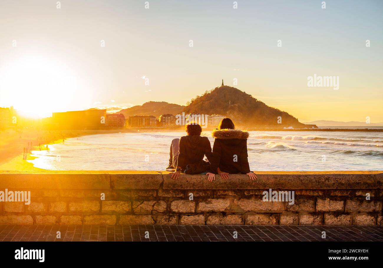 Plage de Zurriola au coucher du soleil avec Monte Urgull en arrière-plan. San Sebastian, pays Basque, Guipuzcoa. Espagne. Banque D'Images