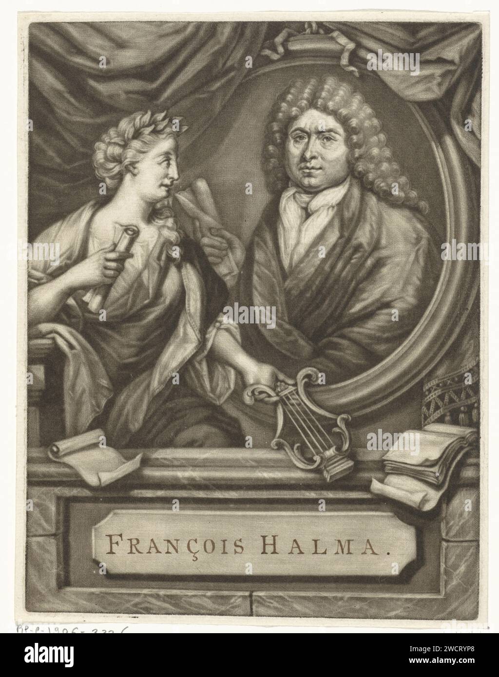 Portrait de François Halma, Arnoud van Halen, 1673 - 1732 imprimer le poète, imprimeur et éditeur François Halma avec un rouleau de papier à la main. A côté de lui une sculpture d'une femme avec un treuil et un rouleau de papier. Amsterdam gravure sur papier perruque. lyre, harpe, harpe Banque D'Images