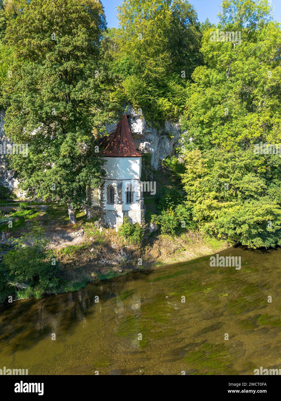 Ancienne église de pèlerinage de Saint Wendel am Stein directement sur la montagne avec des arbres en été, tir drone Banque D'Images