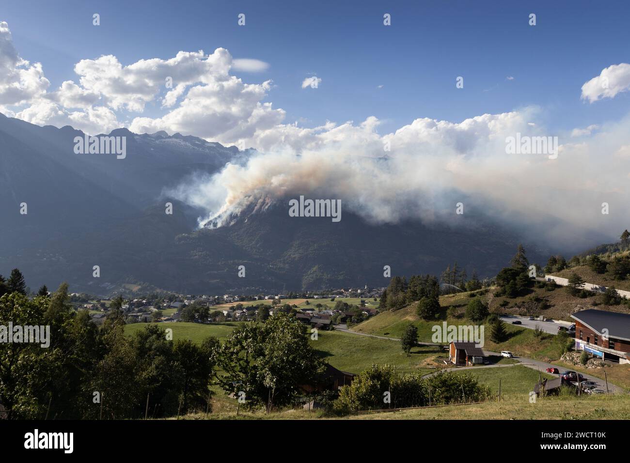 Le feu de forêt engloutit le flanc de la montagne du Riederhorn, près de Brig en Suisse, avec de la fumée remplissant la vallée du Rhône. Vrai feu de forêt qui s'est produit moi Banque D'Images