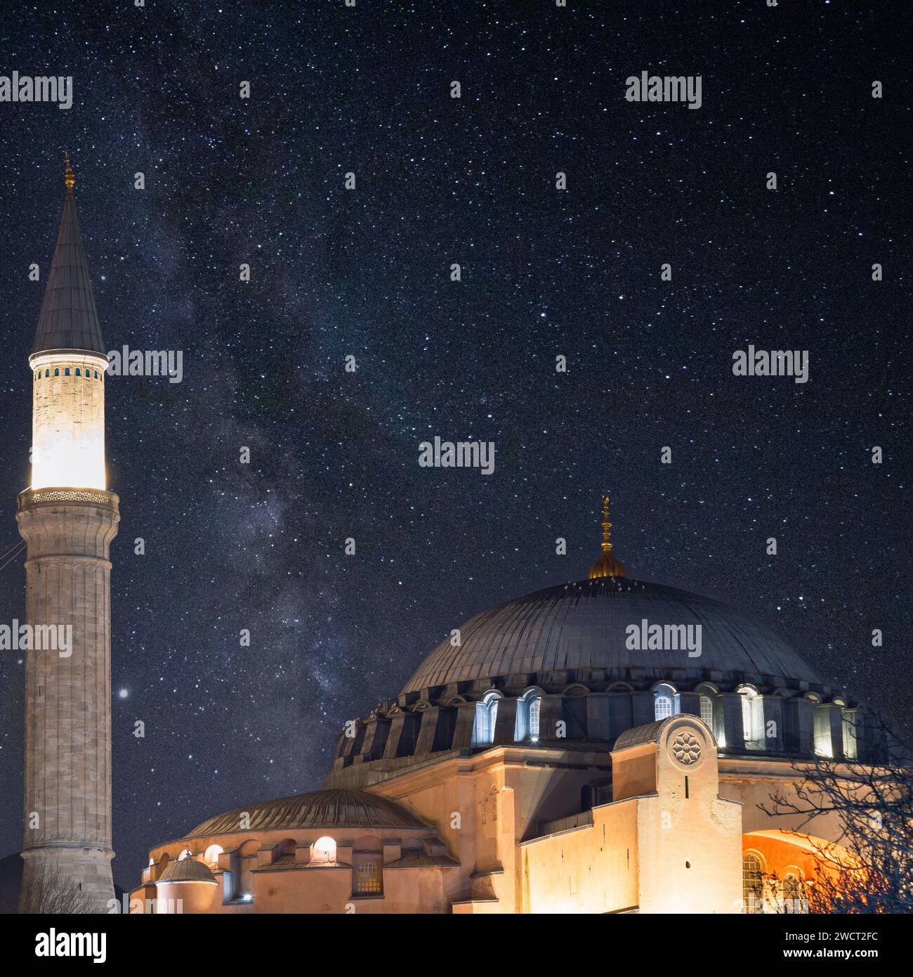 Hagia Sophia ou Ayasofya Camii avec voie lactée. Image conceptuelle au format carré Ramadan ou islamique ou laylat al-qadr ou kadir gecesi. Bruit inclus. Banque D'Images